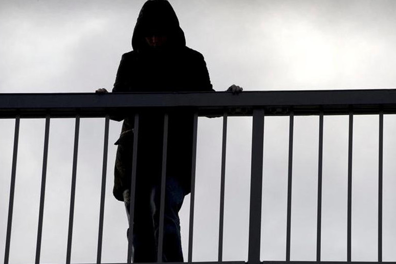 Атырауда 23 жастағы бойжеткен көпірден секірмек болған