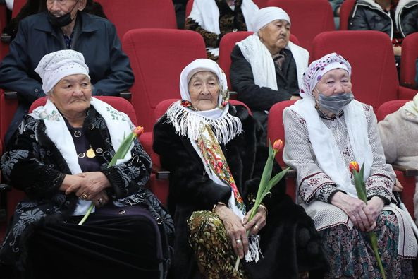 Жүз жасаған әжелер