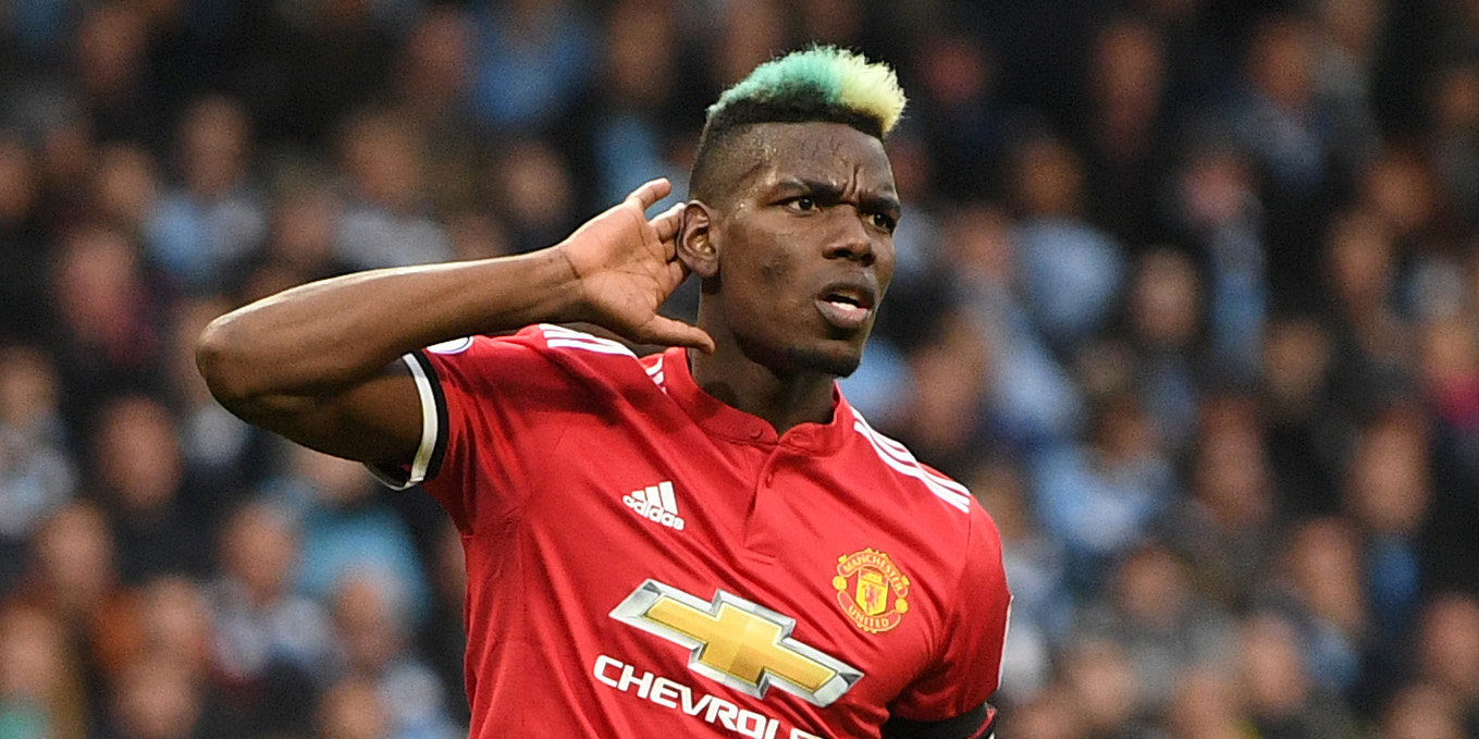 Алаңда жүрген футболшының үйін тонап кеткен