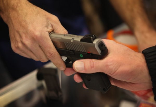 Полицейлер заңсыз сақталған қаруларды тәркіледі