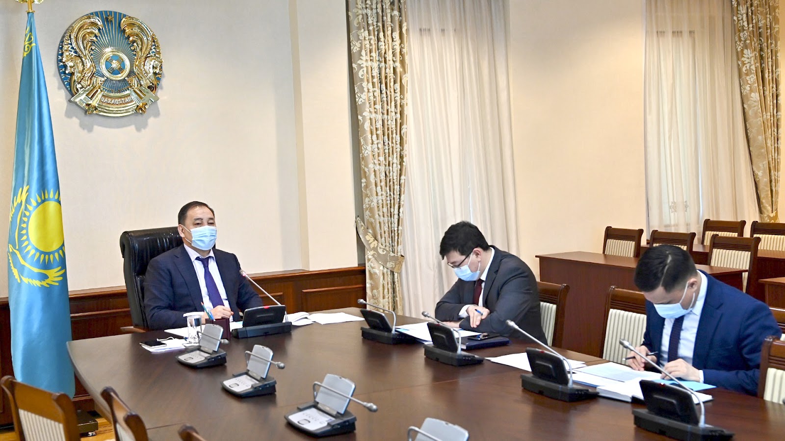 ВАК шешімі: Жабық ғимараттарда маска тағу режимі алынып тасталды