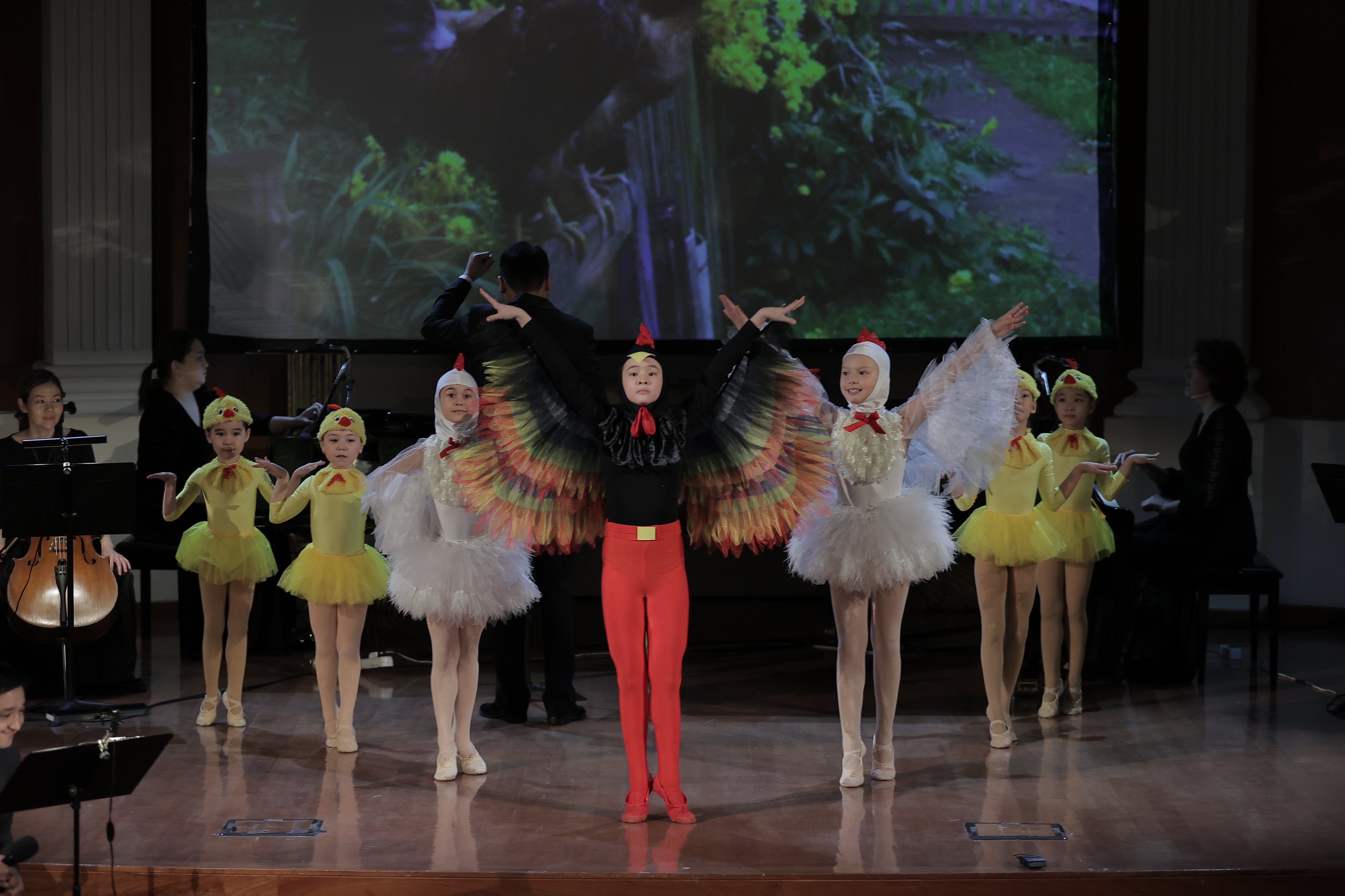 Балалар ән салып, би биледі