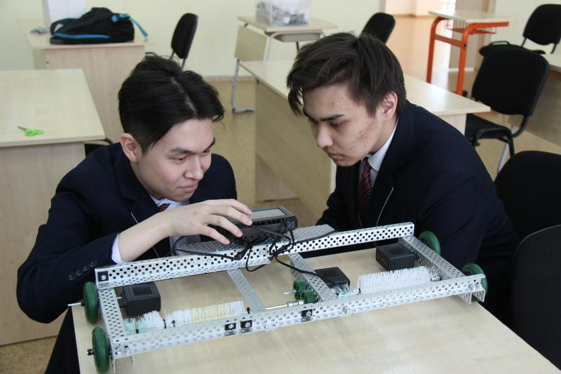 Оқушылар құрастырған роботтар