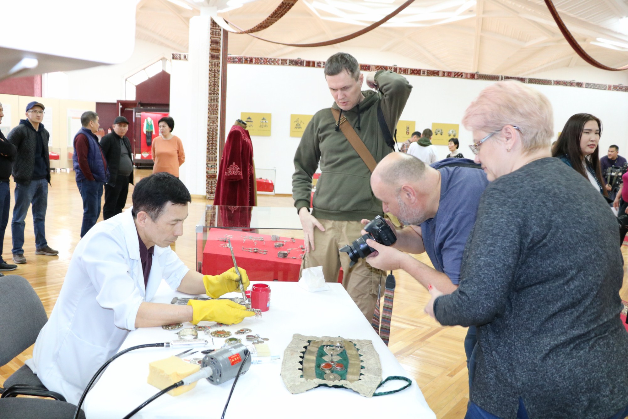 Өрнегін сендей сала алмас...