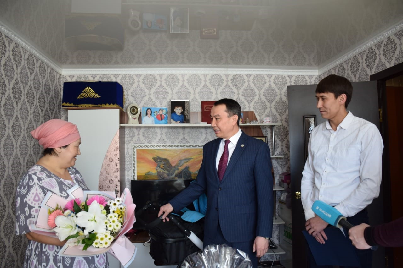 Он балалы отбасына пәтер сыйлады