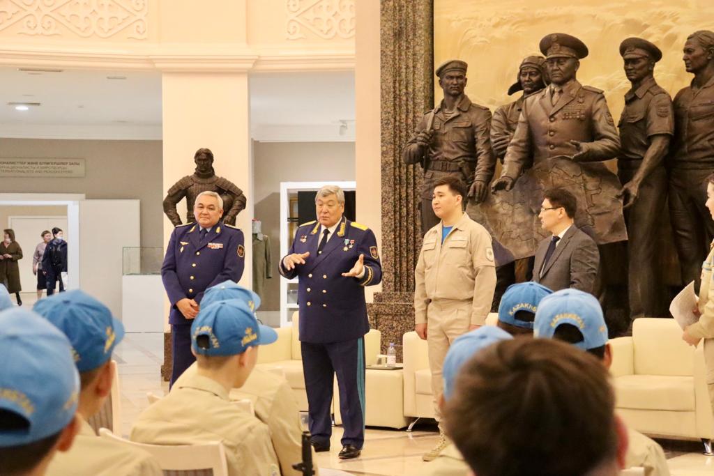 Жас сарбаздар тұңғыш ғарышкер әлеміне үңілді