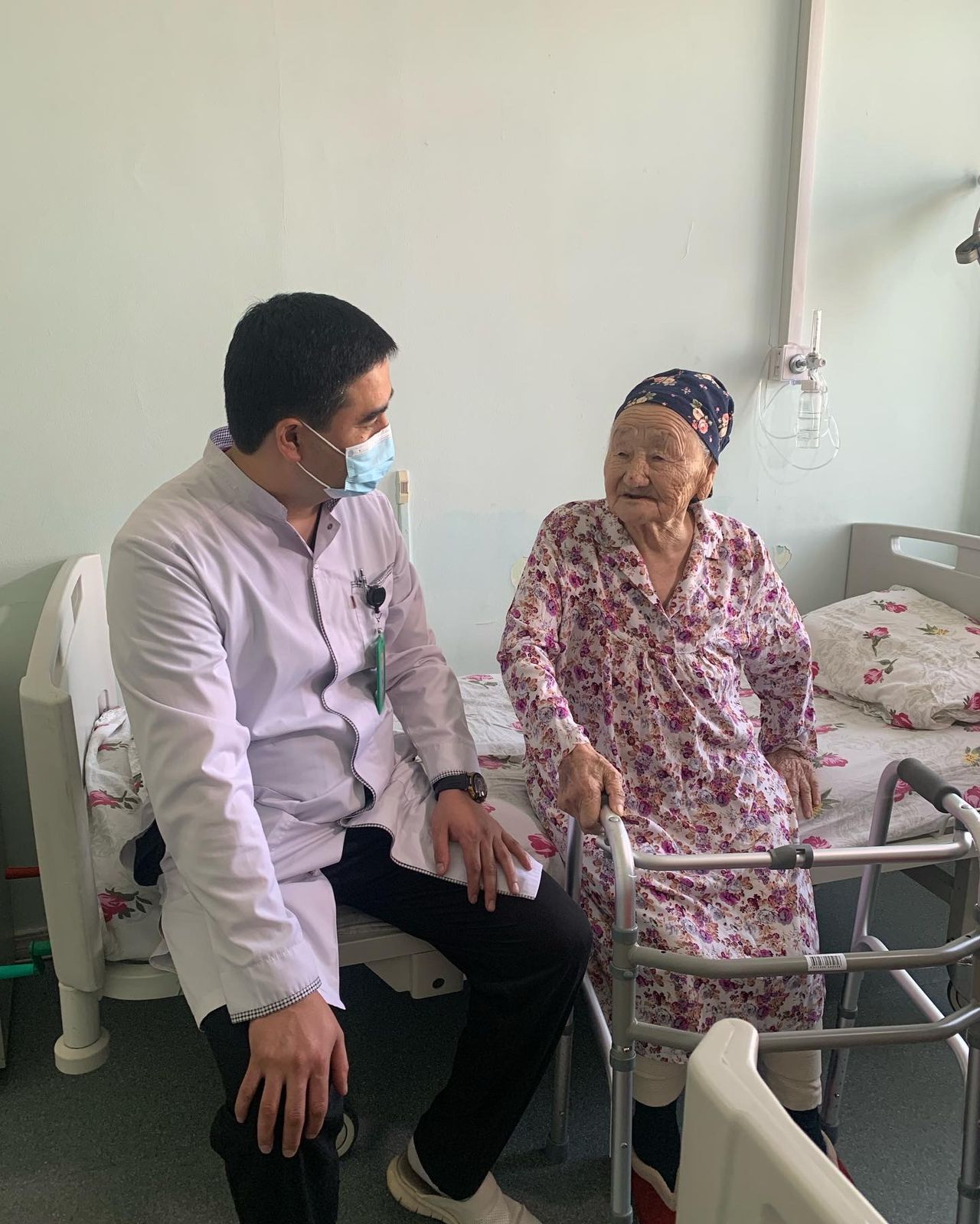 Ғасырмен құрдас қарияға операция жасады