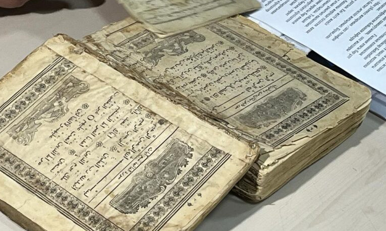 Абай мұражайына ежелгі Құран кітабы тапсырылды