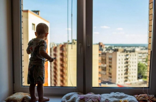 Қарағандыда 2 жасар бала терезеден құлап кетті