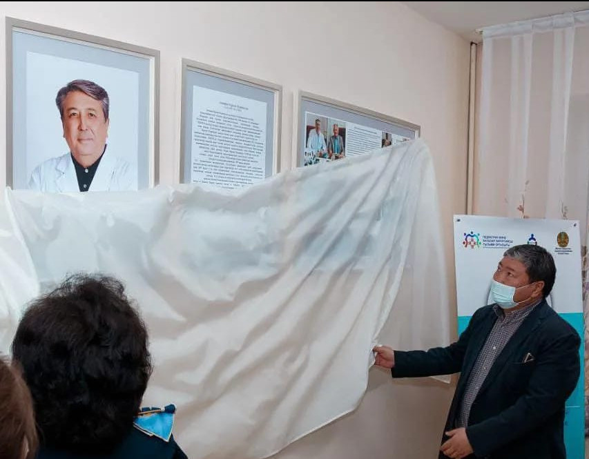 Он мыңнан аса ота жасаған хирургтің құрметіне ескерткіш тақта ашылды