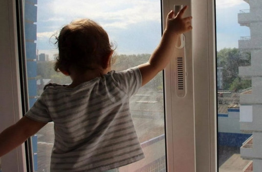 Ақтөбеде 2 жасар қыз екінші қабаттан құлап кетті