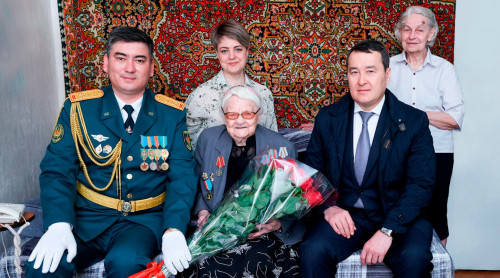 Әлихан Смайылов қазақстандықтарды Жеңіс күнімен құттықтады