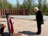 Ресейдің Қазақстандағы елшісі генерал Панфиловтың ескерткішіне гүл қойды