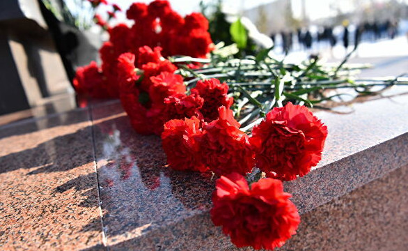 Мемлекеттік хатшы Мәншүк Мәметованың ескерткішіне гүл шоғын қойды