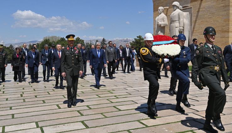 Мемлекет басшысы Ататүрік кесенесіне гүл шоғын қойды