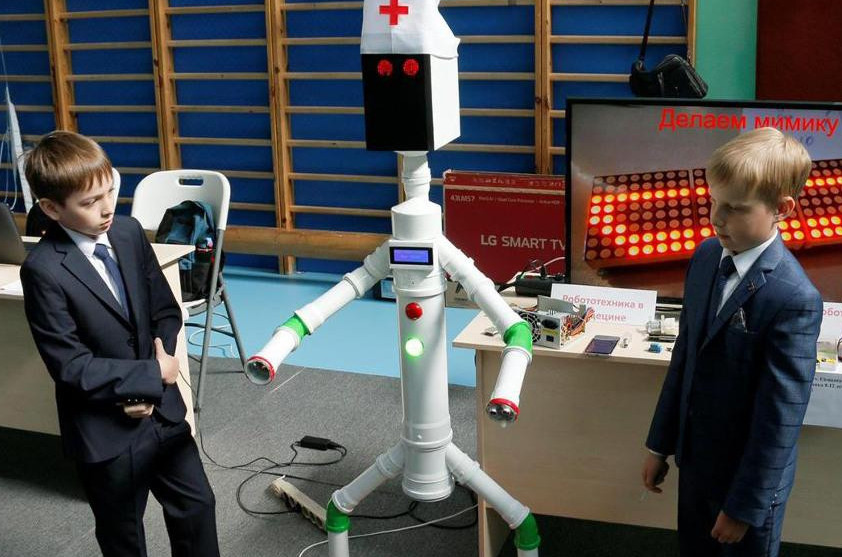 Қарағандылық оқушылар мейірбике-робот пен пилотсыз автомобиль құрастырды