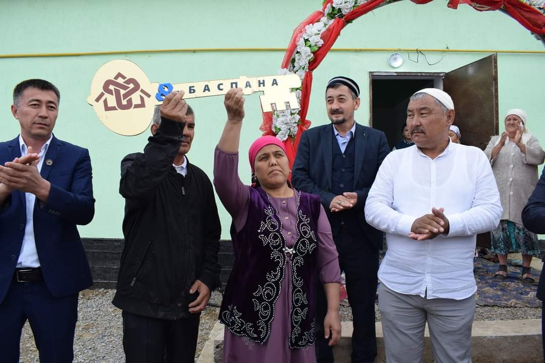 Екі отбасына баспана сыйлады