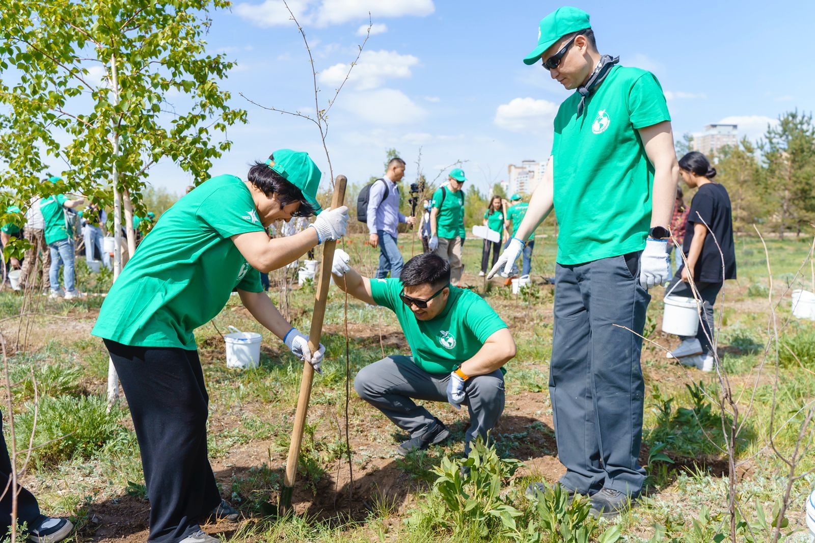 Президент саябағына сакура егілді
