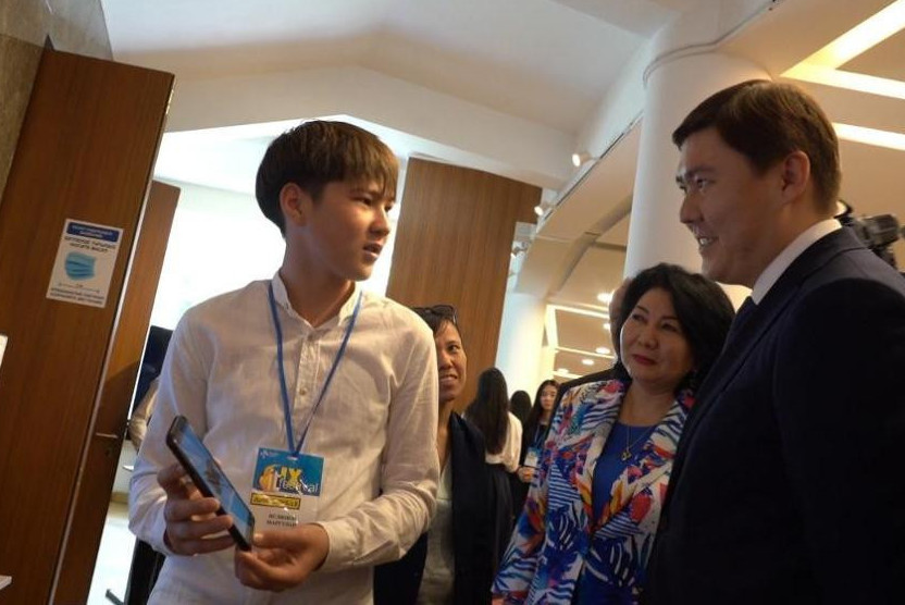 Оқушылар антисептик шашатын робот ойлап тапты