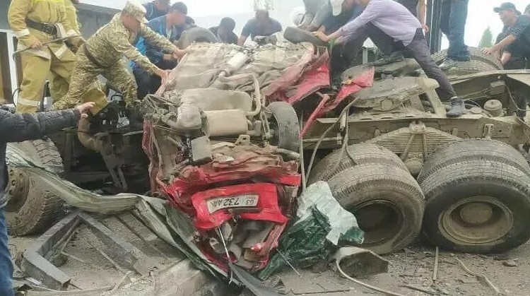 Қырғыз-өзбек шекарасында жүк көлігі 8 адамды қағып кетті