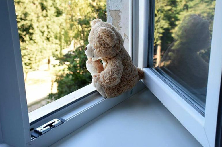 Екібастұзда 5 жастағы бала терезеден құлап кетті