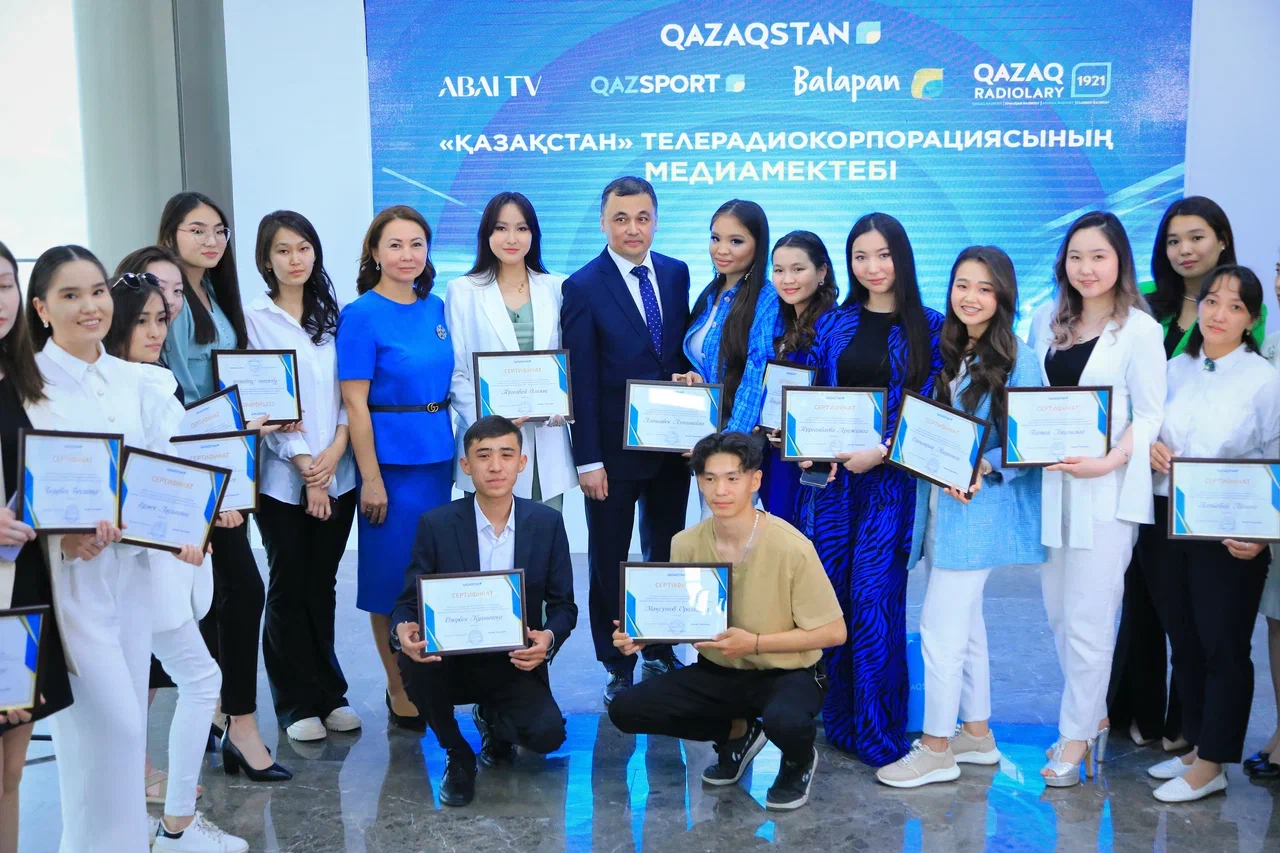 Мектеп бітіргендерге сертификат берілді