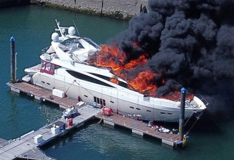 Англияда құны 6 миллион фунт стерлинг тұратын яхта өртеніп кетті