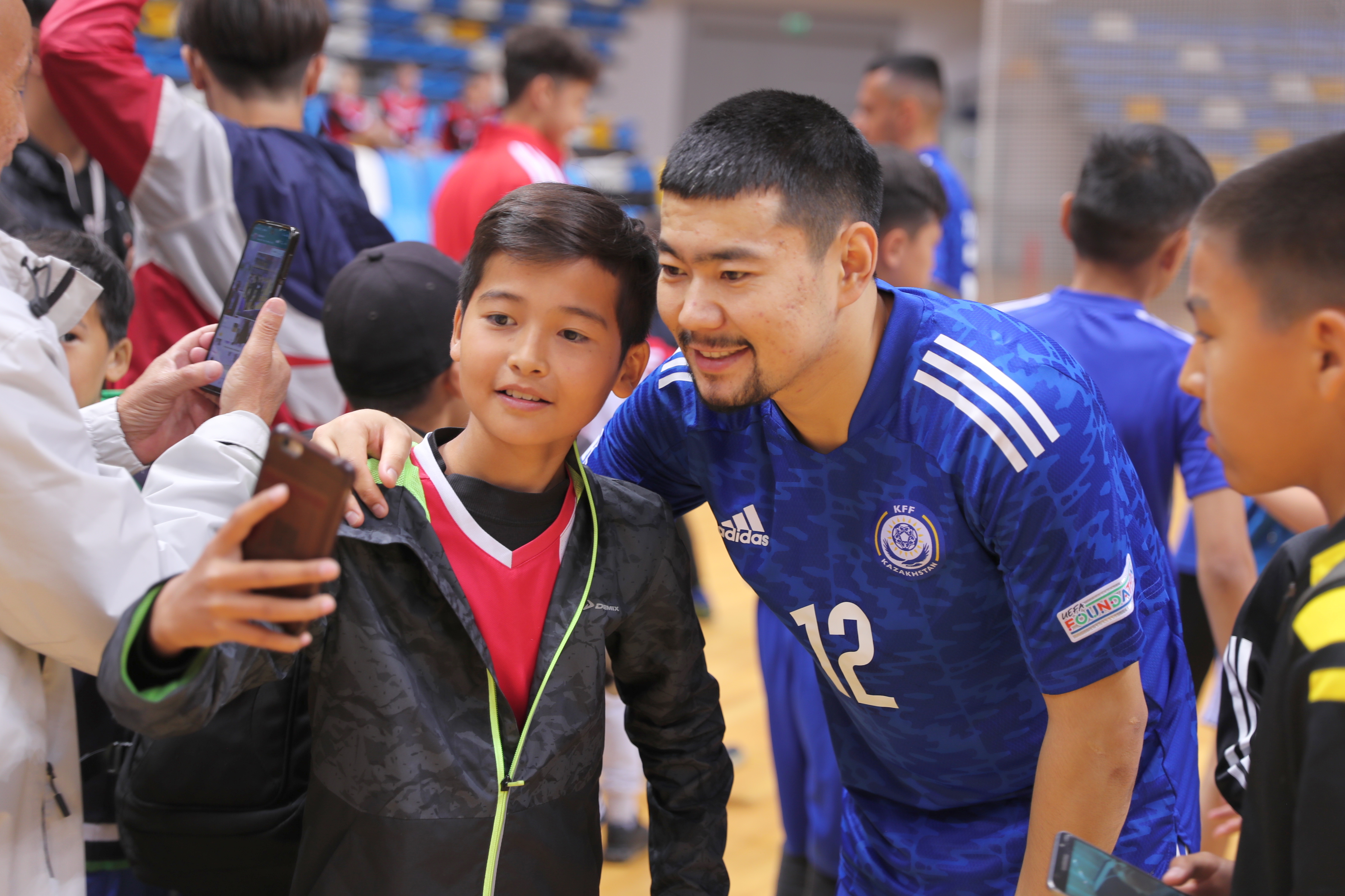 Ұлттық құрама көшбасшыларымен ойнады