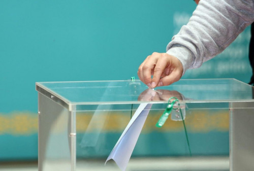 Алматы тұрғындары референдумда дауыс беріп жатыр