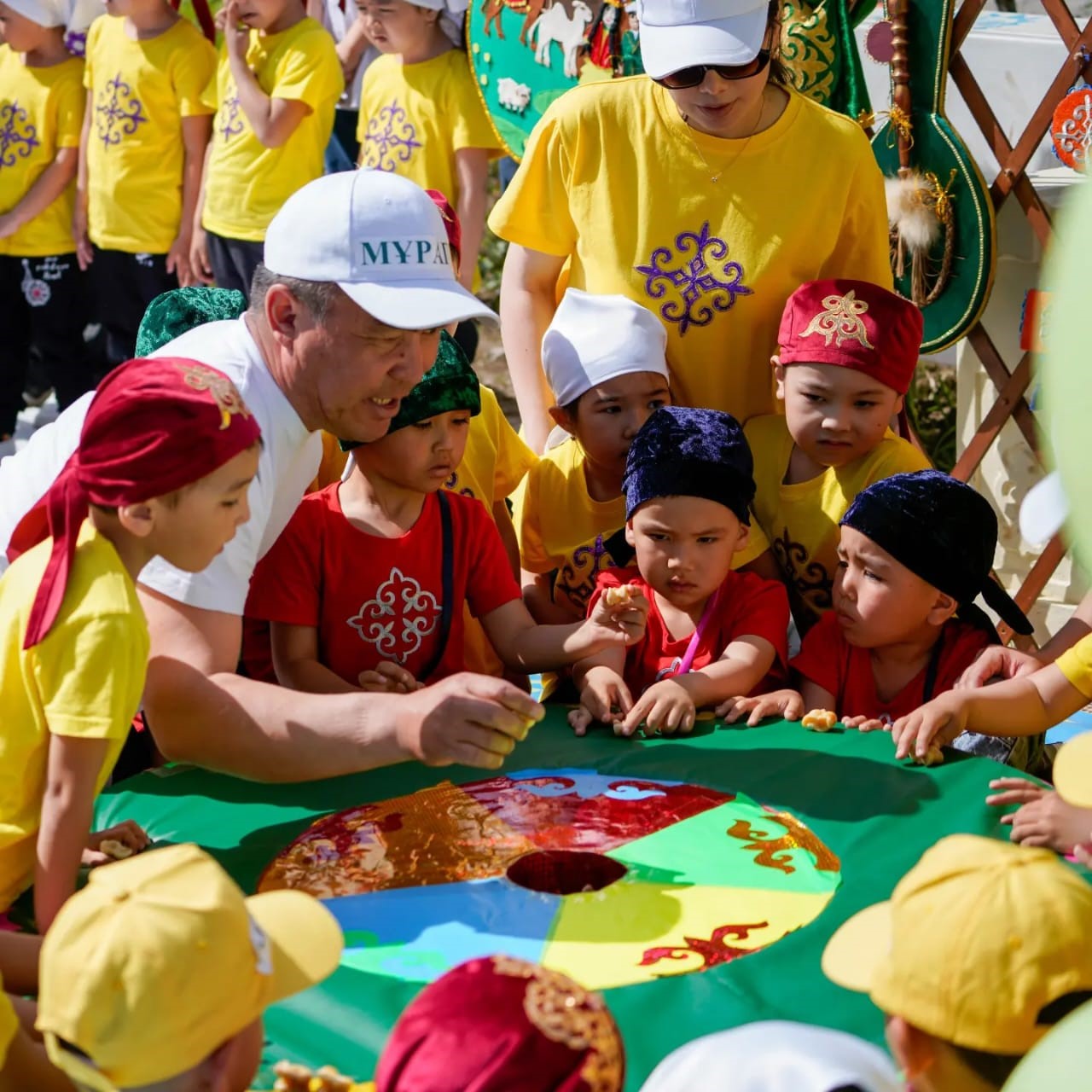 Біз бақытты баламыз еркелеген