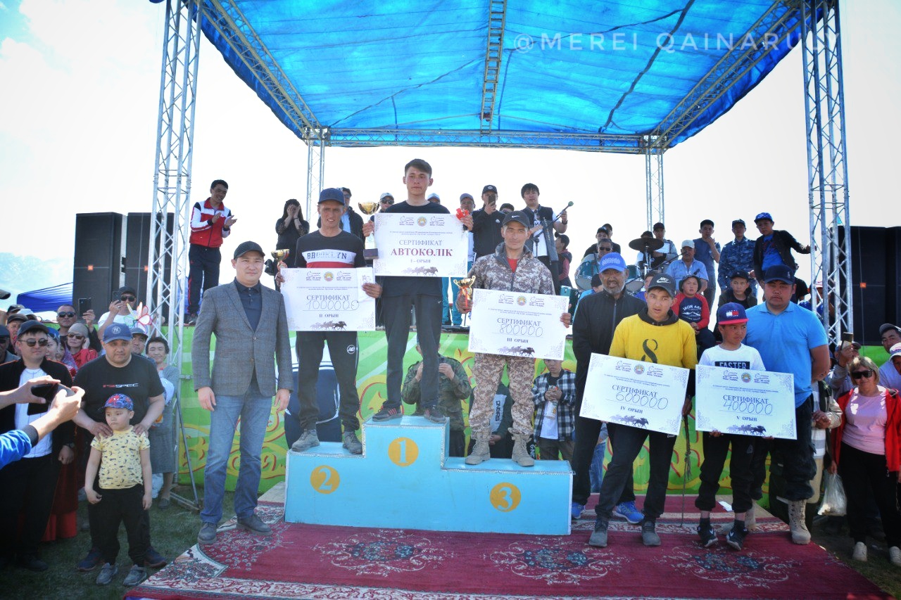 100 шақырымдық аламанда оқ бойы озып келген Руслан Шайырғазиннің жирен қасқасы еді. Сөйтіп, автокөлік Самардан келген атбегінің еншісінде кетті.

 

Шығыс Қазақстан облысы

Катонқарағай ауданы