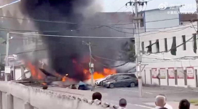 Қытайда әскери ұшақ тұрғын үйге құлап, бір адам қаза тапты