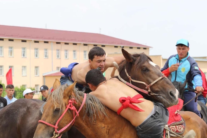 Жамбы атып, теңге ілді...