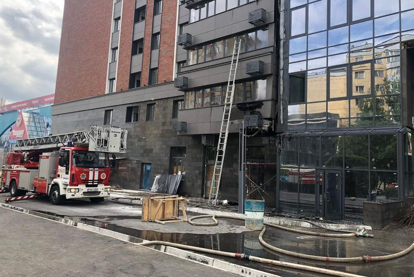 Алматыда құрылысы аяқталмаған тұрғын үй кешенінен өрт шықты