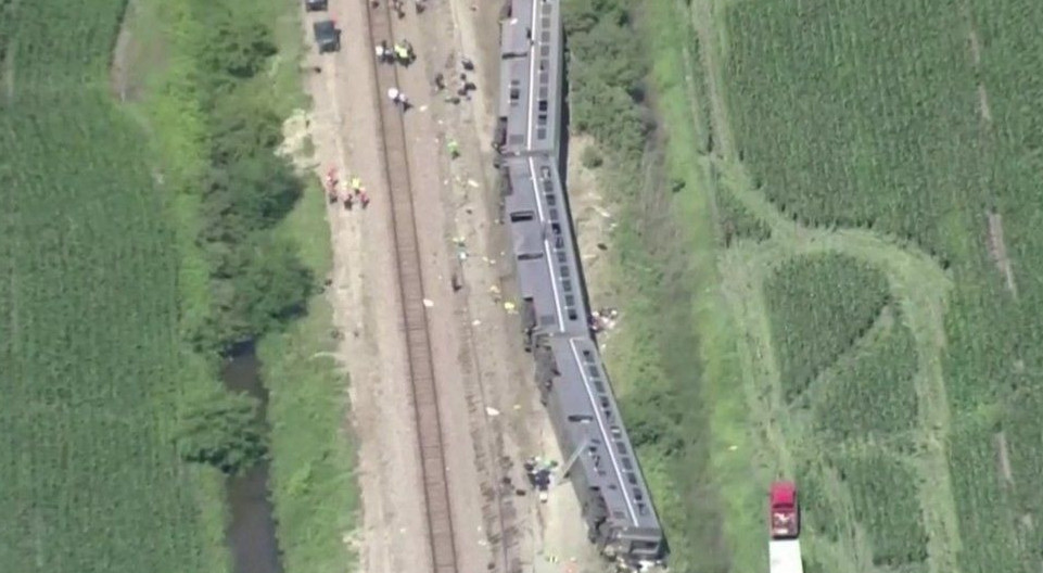 Жолаушылар пойызы мен жүк көлігі соқтығысып, 3 адам қаза тапты