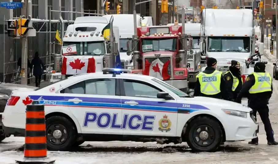 Полиция банкке шабуыл жасаған 2 адамды атып тастады