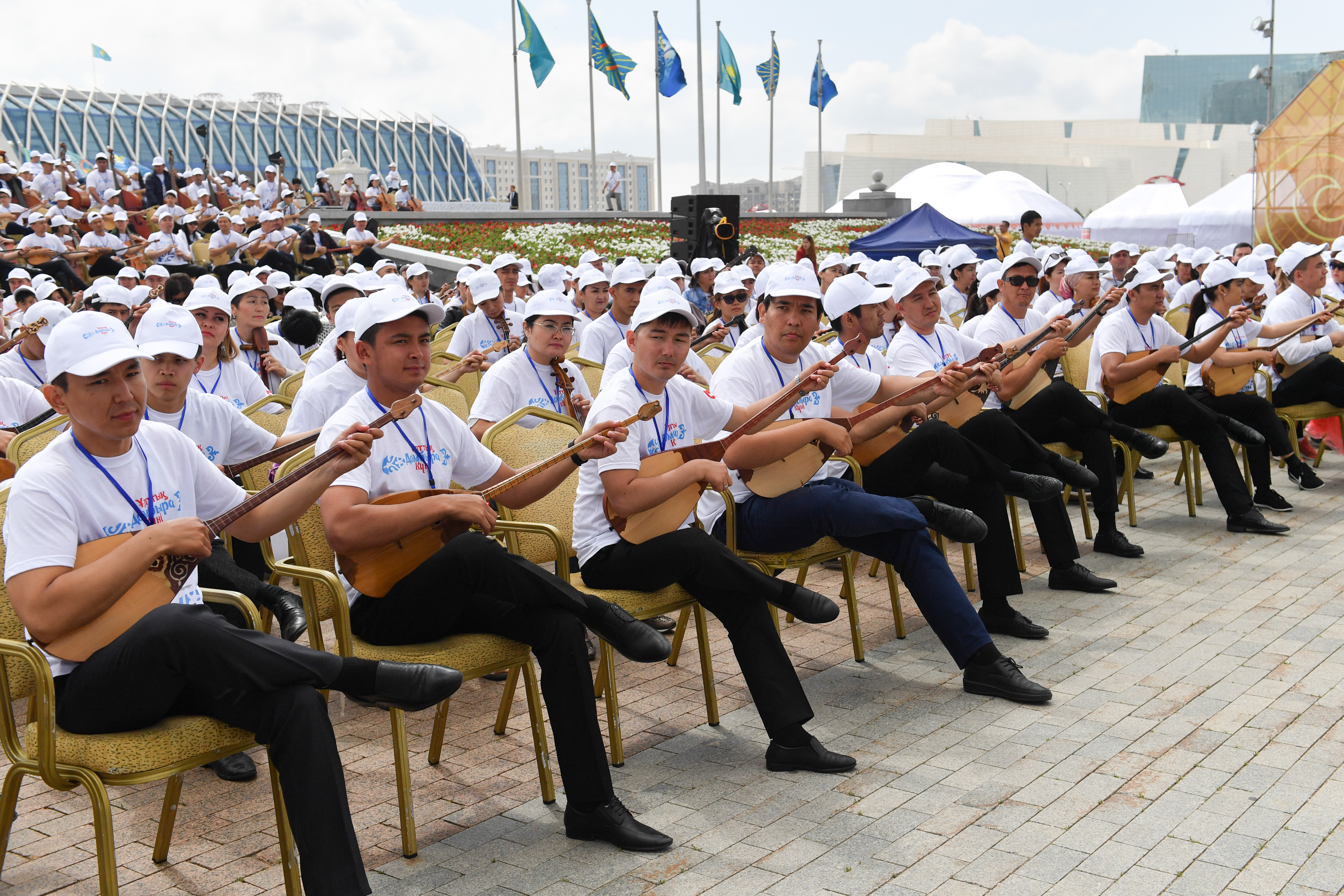 Күмбірле күн астында, домбыра-рух