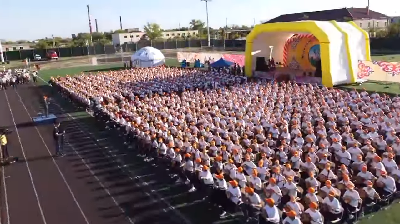 Арқалықта мың адам күй тартты