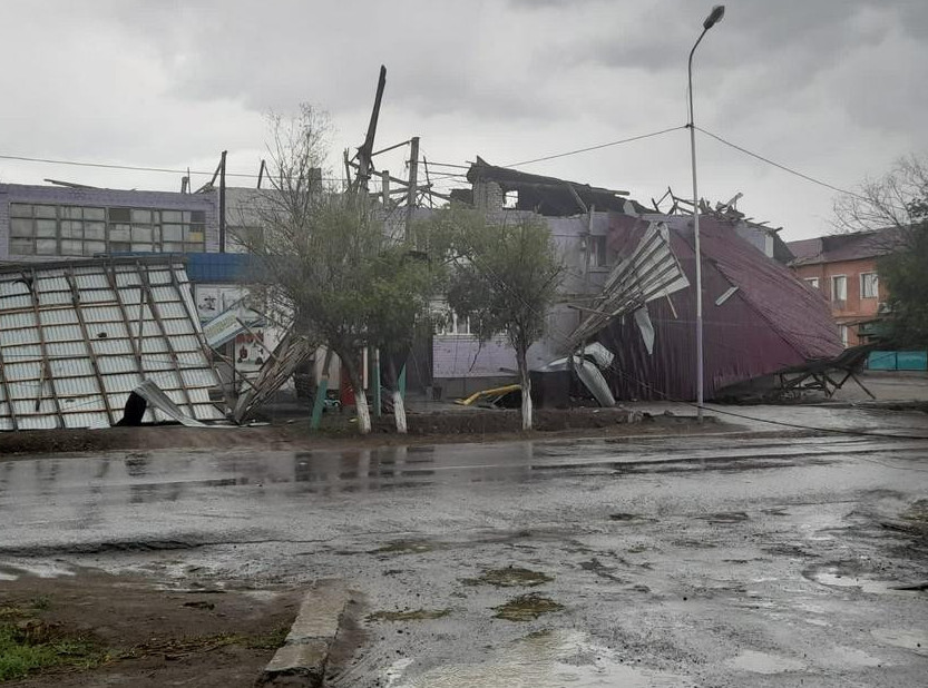 Қызылордада қатты жел үйлердің шатырын ұшырды