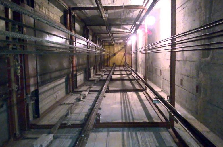 Қарағандыда бала лифт шахтасына құлап кетті