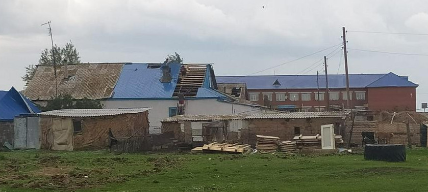 Зерендіде қатты жел 8 тұрғын үйдің шатырын ұшырды