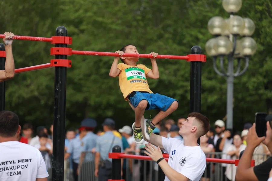Турникке тартылудан топ жарғандар