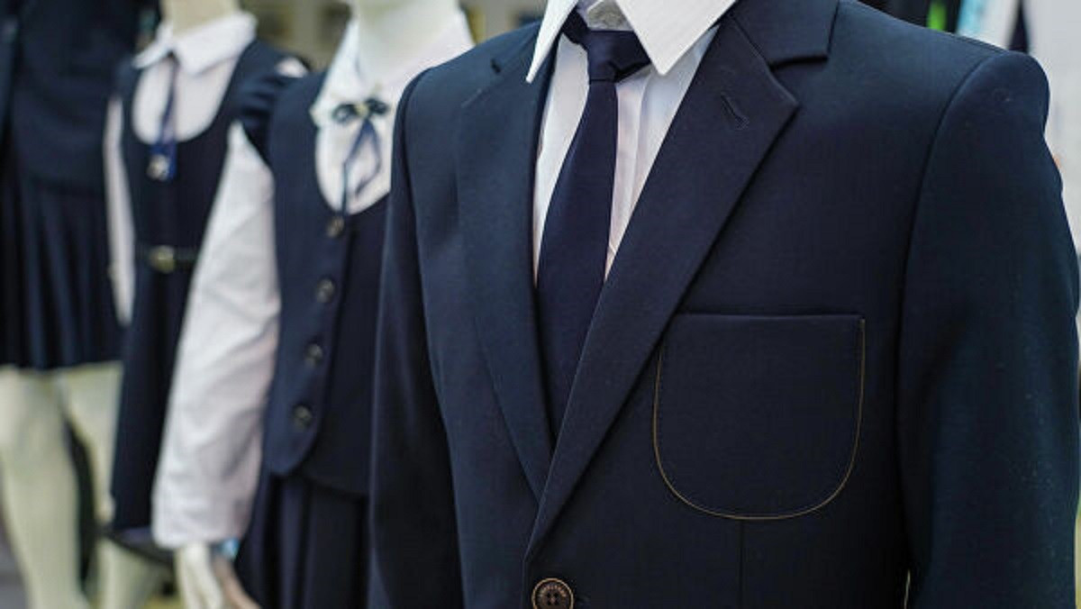 Әкімдік мұқтаж балаларға мектеп формасын әпереді