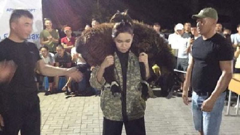 Жігіттермен күш сынасқан ару