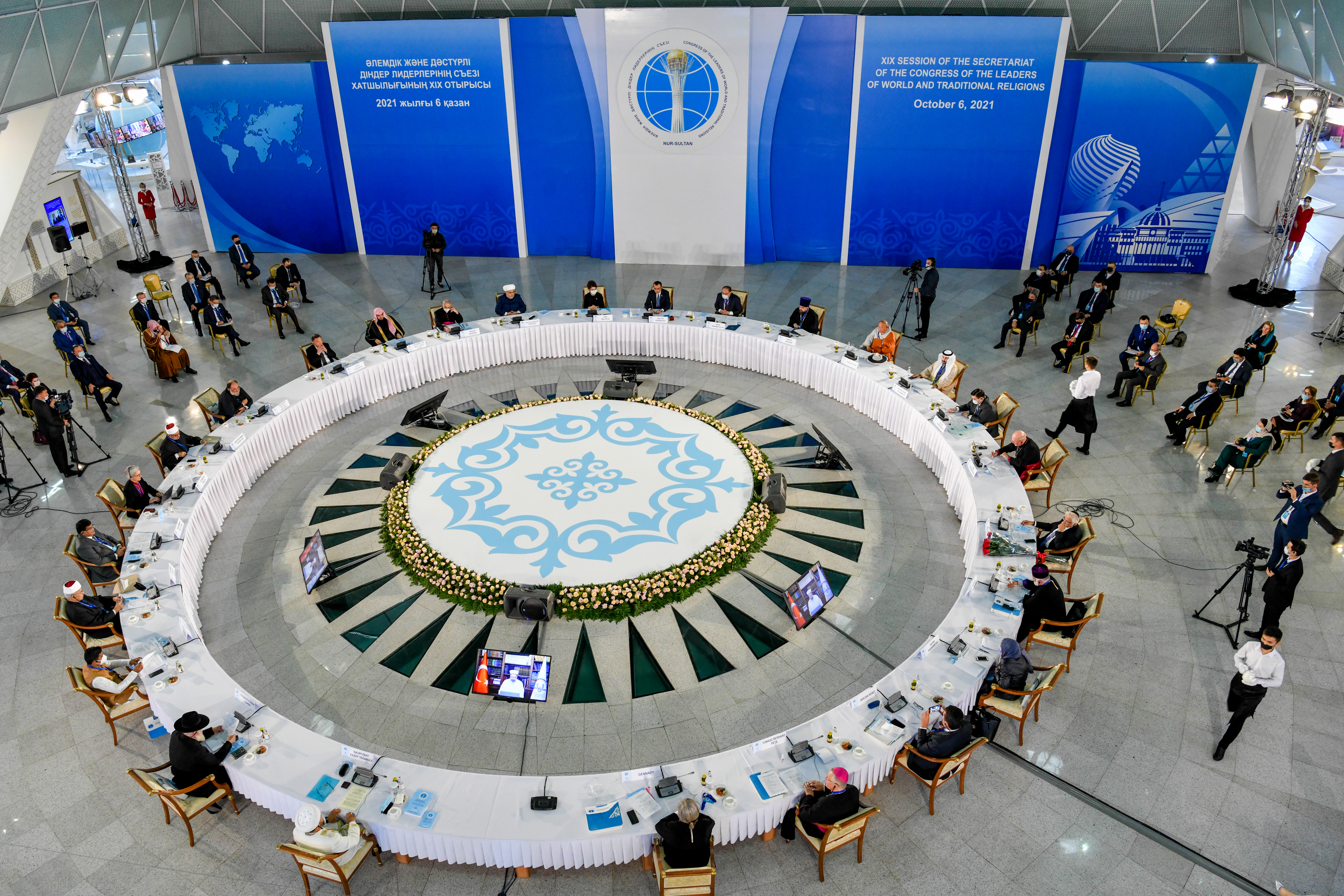 Жетінші съездің арқалаған жүгі қандай?