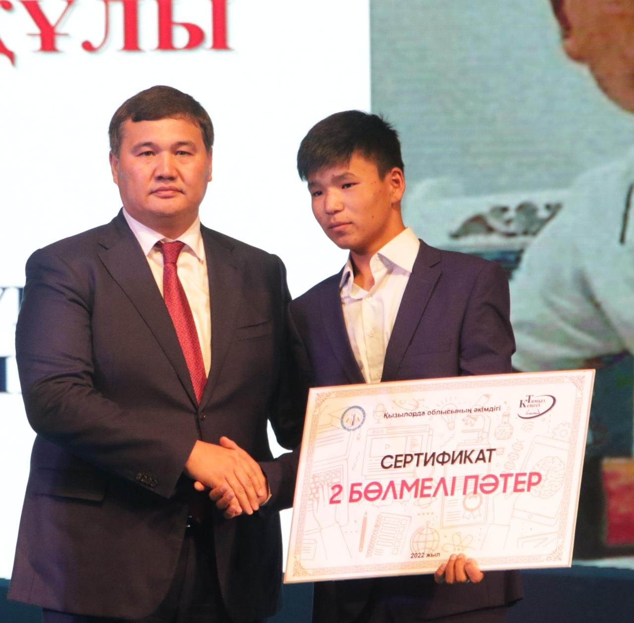 Қызылорда облысының әкімі сәбиді құтқарған жігітке пәтер кілтін табыстады