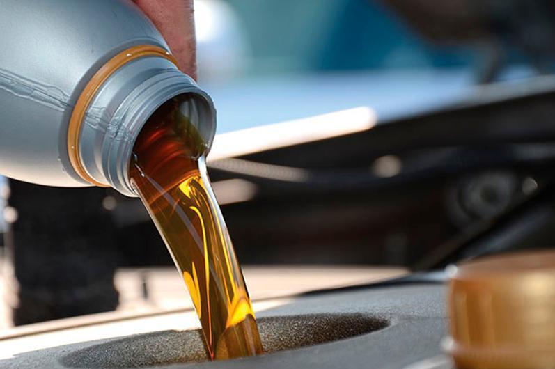 Транзиттік көліктер дизель отынын құйып әкетуде