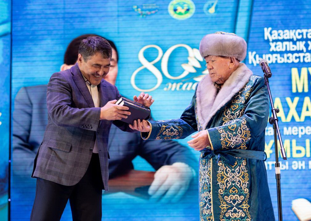 Әйгілі ақынды әспеттеді