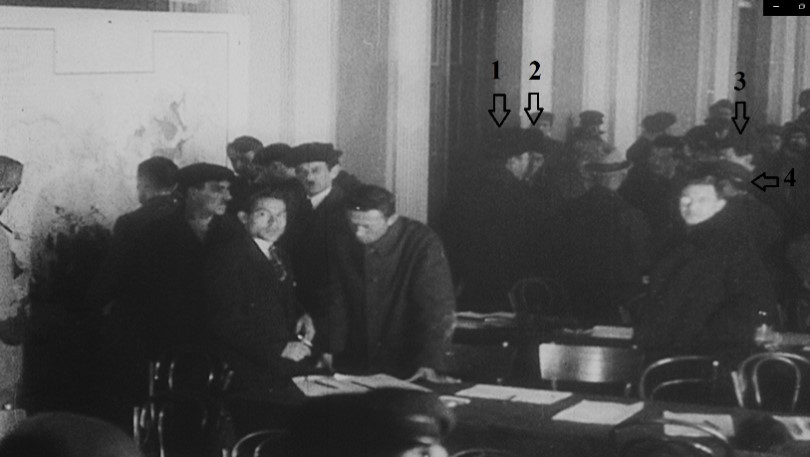 Ахмет Байтұрсынұлы шәкірттерімен бірге: 1 &ndash; Ахмет Байтұрсынұлы,                        2 &ndash; Елдес Омарұлы, 3 &ndash; Нәзір Төреқұлов, 4 &ndash; Әміре Қашаубаев