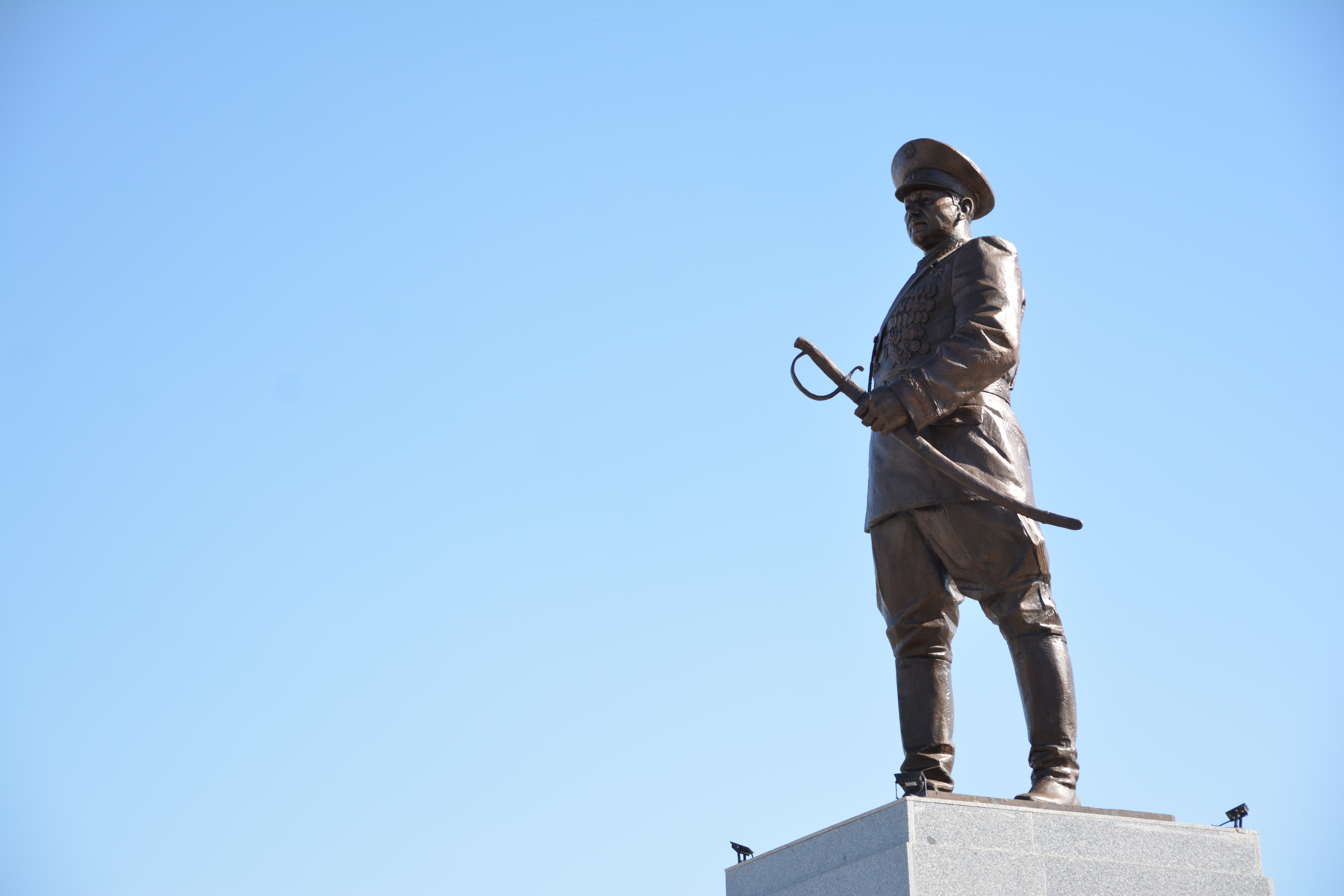 Қолбасшыға қола мүсін қойылды